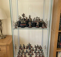 UK-made WarSplay Hero display stand for 26-80mm round bases